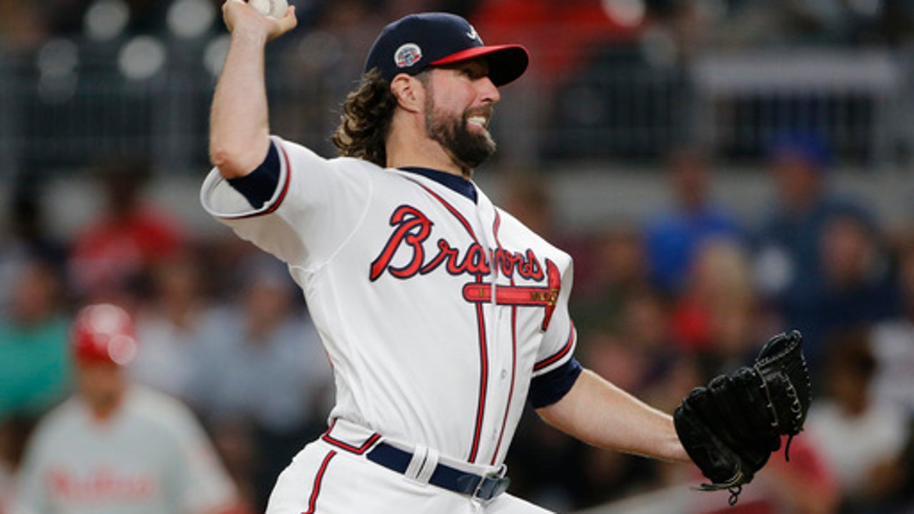 Dickey's knuckler baffles Phillies in Braves' 3-1 win (Jun 08, 2017)